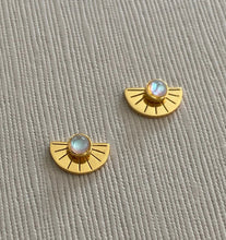Load image into Gallery viewer, Gracie Studs + Sola Plates
